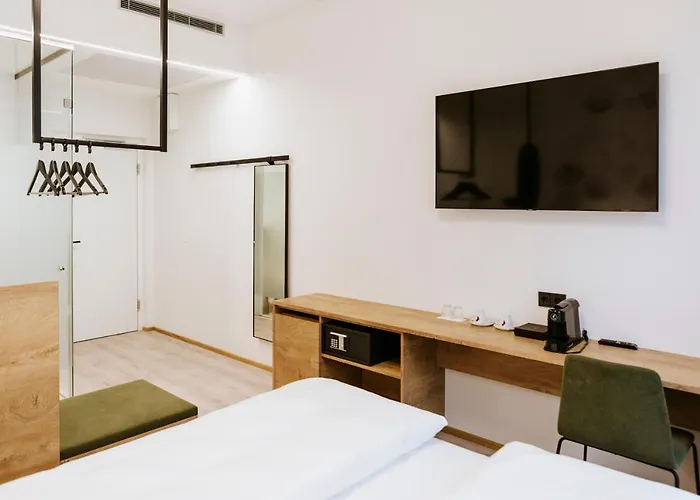 Bee Self-check-in-hotel מלון 3*